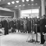 157711 Afbeelding van de officiële opening van het nieuwe N.S.-station Den Helder te Den Helder, tijdens de toespraak ...